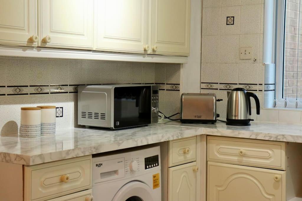 Lovely Staycation With Family Free Parking & Wifi Лидс Экстерьер фото