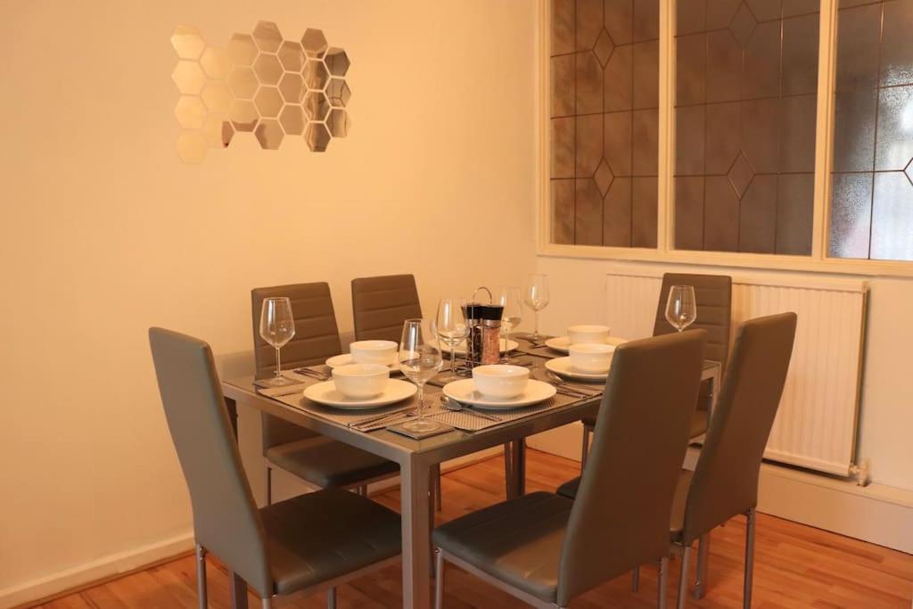 Lovely Staycation With Family Free Parking & Wifi Лидс Экстерьер фото