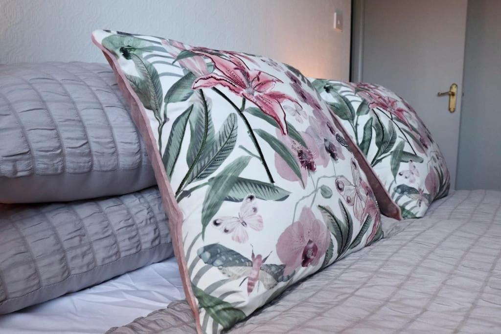 Lovely Staycation With Family Free Parking & Wifi Лидс Экстерьер фото